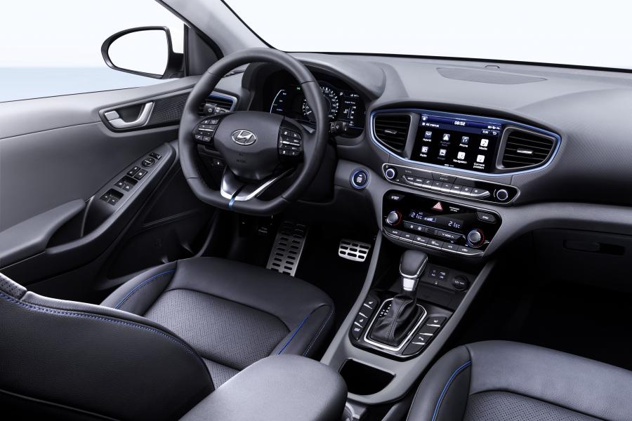 Интерьер Hyundai IONIQ hybrid (AE) 2016 года  (WW) (фото 13 из 38)